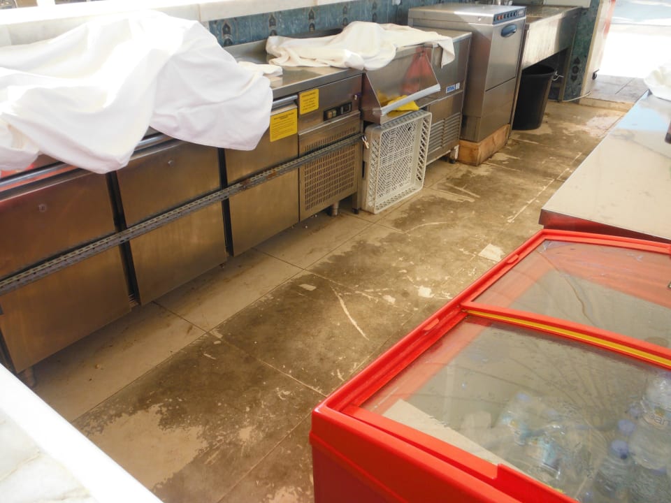 Schmutz hinter der Strandbar Kaya Artemis Resort