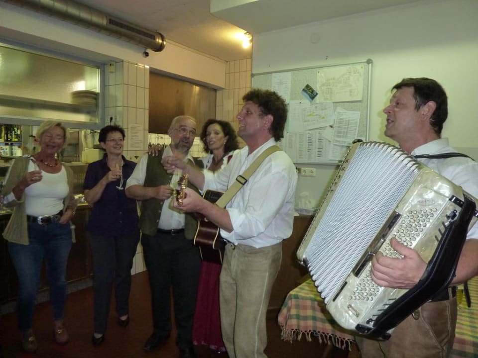 Küchenparty mit Musik aus dem Zillertal Hotel Alpin Spa Tuxerhof