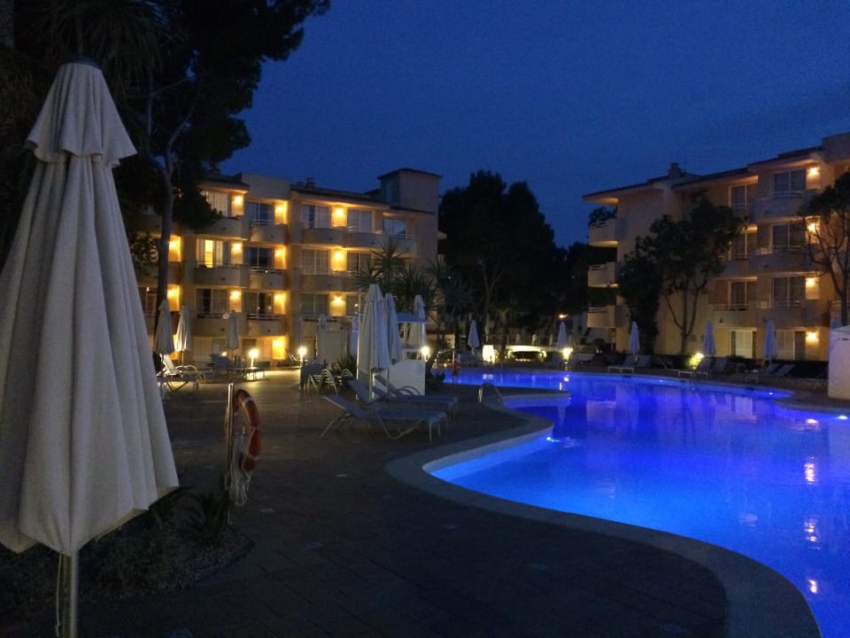 Hotelpool am Abend Prinsotel La Pineda