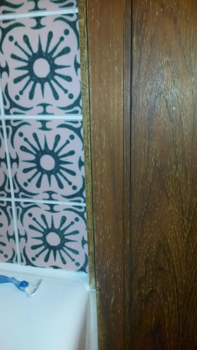 Aufgeqwollene Türzarge mit Schimmel PLAZA Premium Timmendorfer Strand