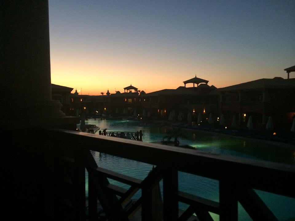 Sonnenuntergang am Pool Pickalbatros Alf Leila Wa Leila Resort - Neverland Hurghada