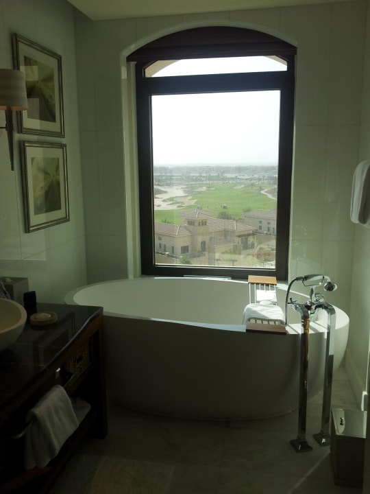 Riesen Badewanne mit Ausblick The St. Regis Saadiyat Island Resort, Abu Dhabi