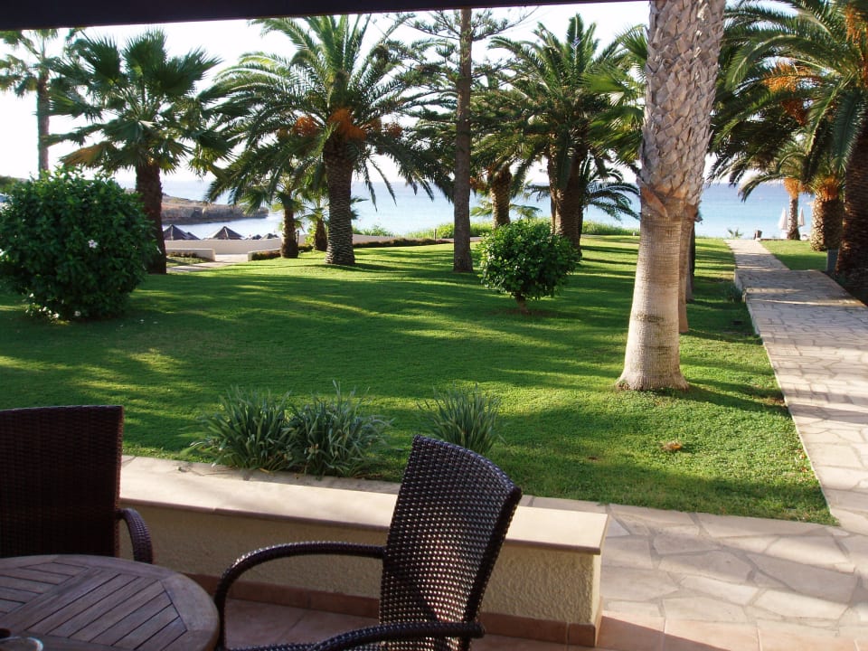 Terrasse und Blick zum Meer vom Bungalow Hotel Nissi Beach Resort