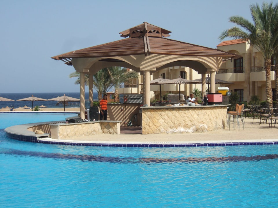 Bar przy basenie Coral Hills Resorts & SPA