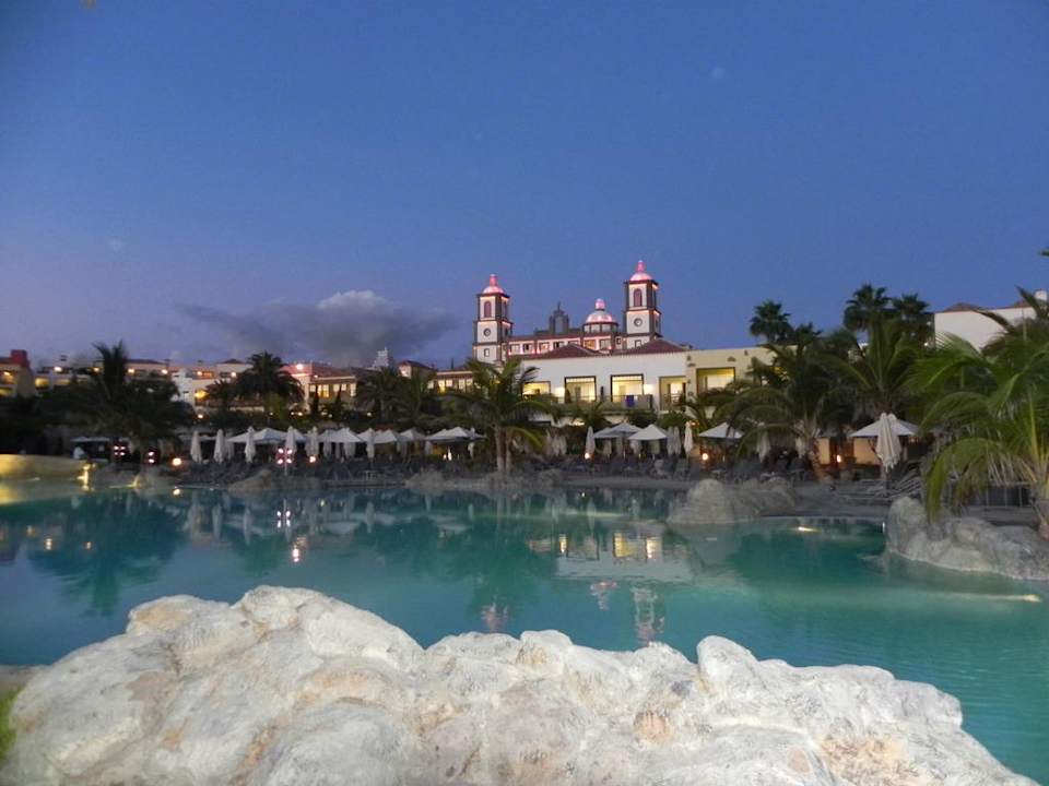 Pool bei Dämmerung, im Hintergrund das Haupthaus Lopesan Villa del Conde Resort & Thalasso