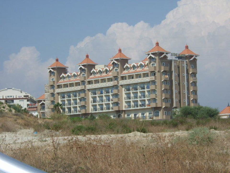 Sicht von Straße auf das Hotel Side Mare Resort & Spa