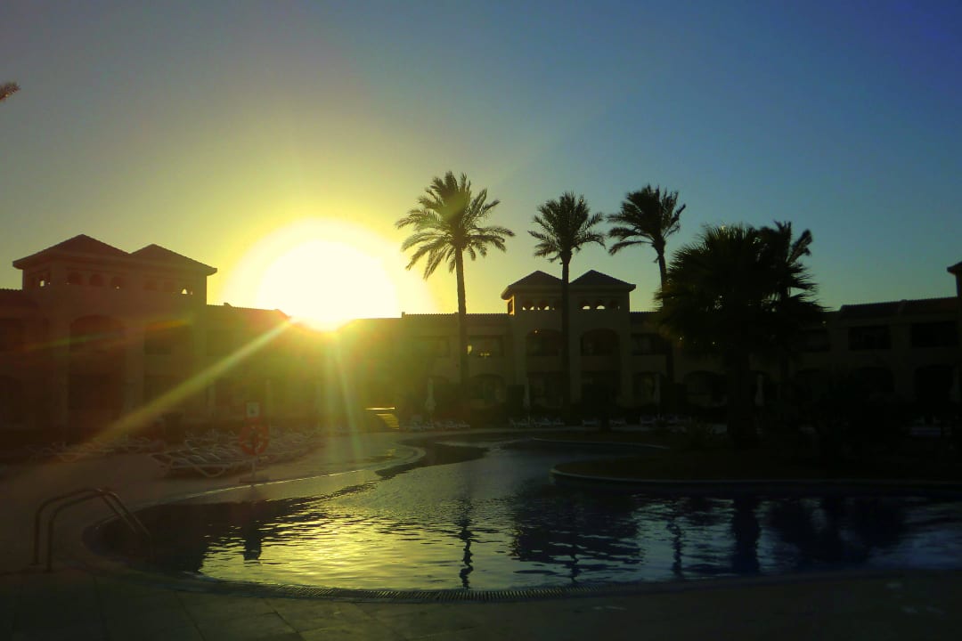 Sonnenuntergang am beheizten Pool Cleopatra Luxury Resort Makadi Bay