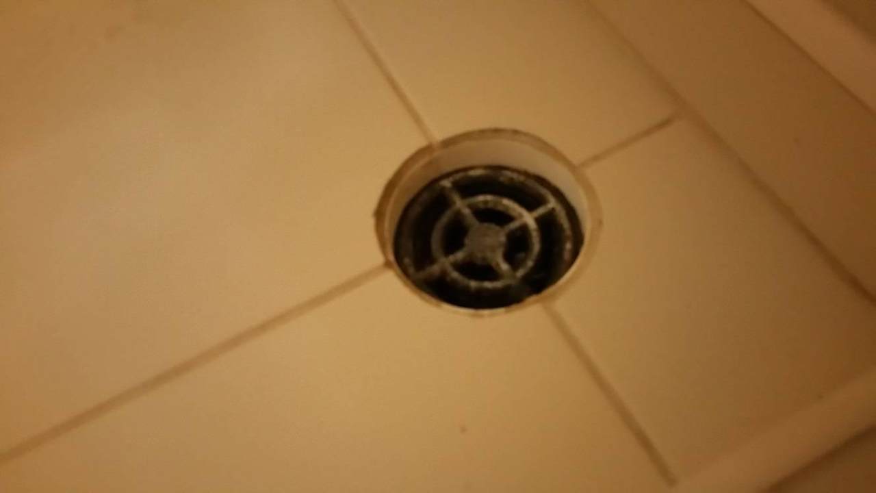 Schmutzig und Dreckig, wo man auch hinschaut..!! Hotel Erma