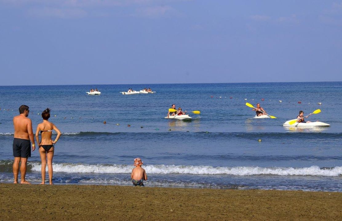 Schöner Sandstrand, flaches Meer Aqua Fantasy Aquapark Hotel & Spa
