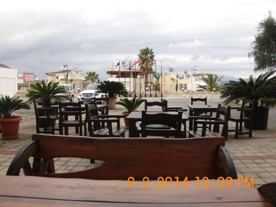 Vorm Hotel kann man auch schön sitzen Seaden Sea World Resort & Spa