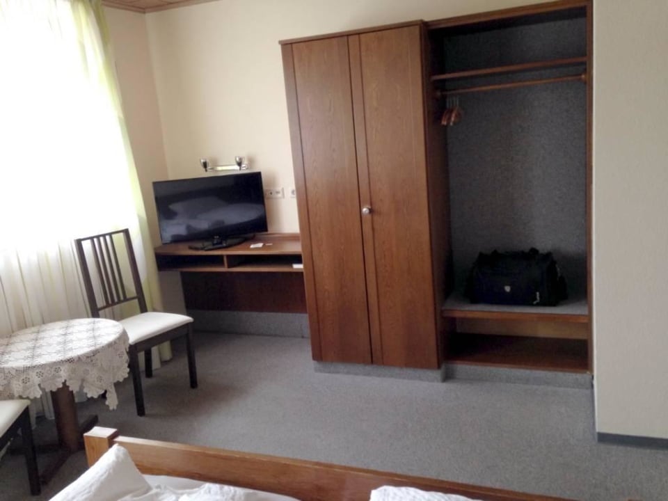 Schrank und Gepäckablage Hotel Zum Kirschbaum