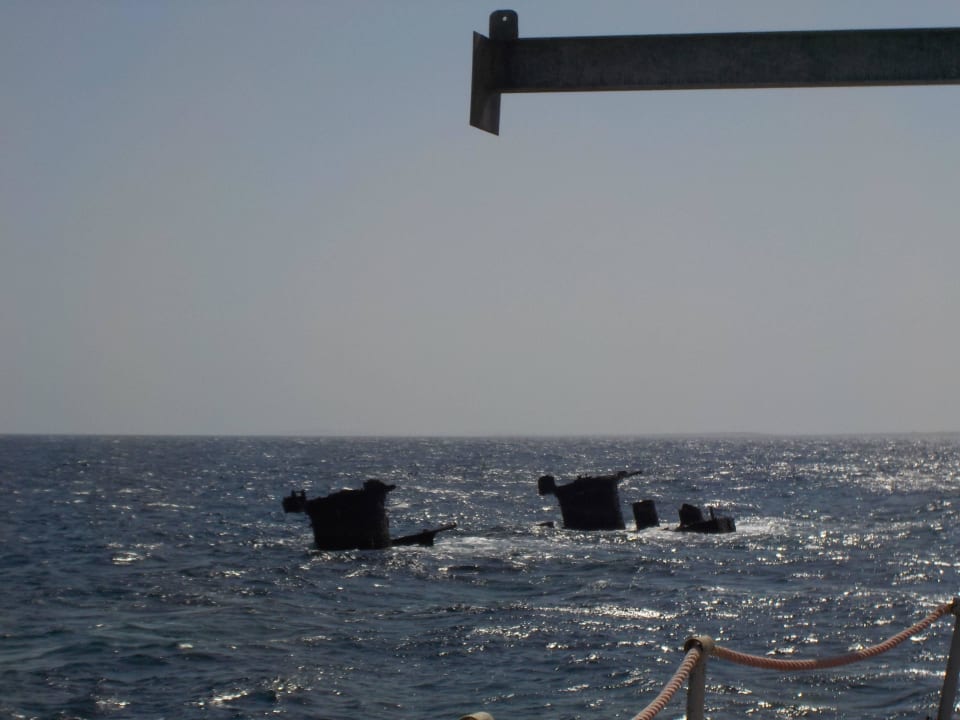 Die Schornsteine des Schiffswracks JAZ Mirabel Beach