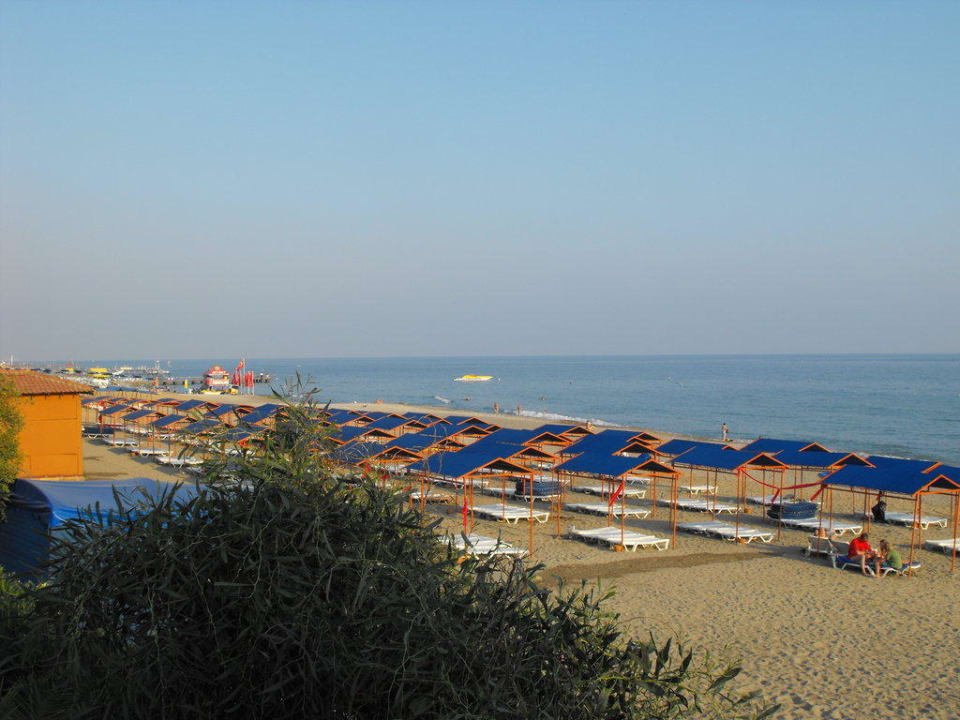 Strand in der leichten Dämmerung Club Turtas Beach Hotel