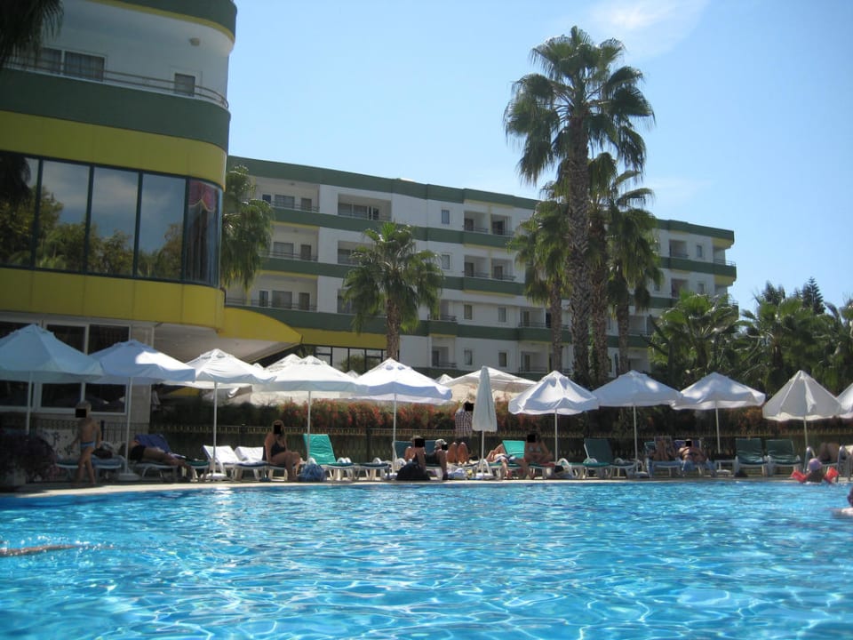 Relaxpool, Blick auf Park-Haus Botanik Hotel & Resort