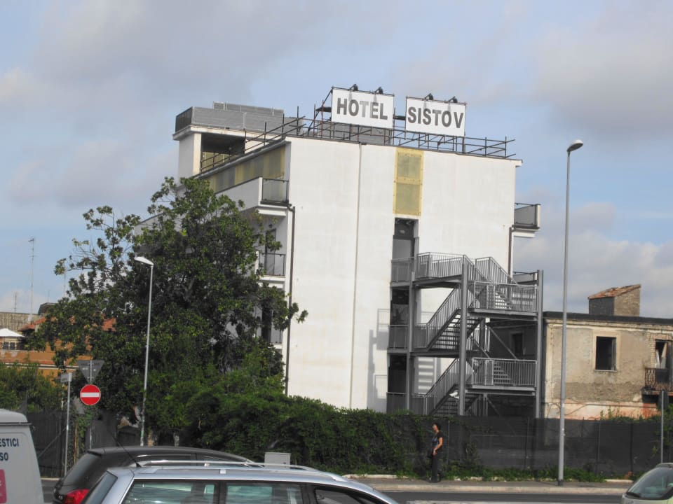 Außenbereich von der Hauptstrasse aus Hotel Sisto V