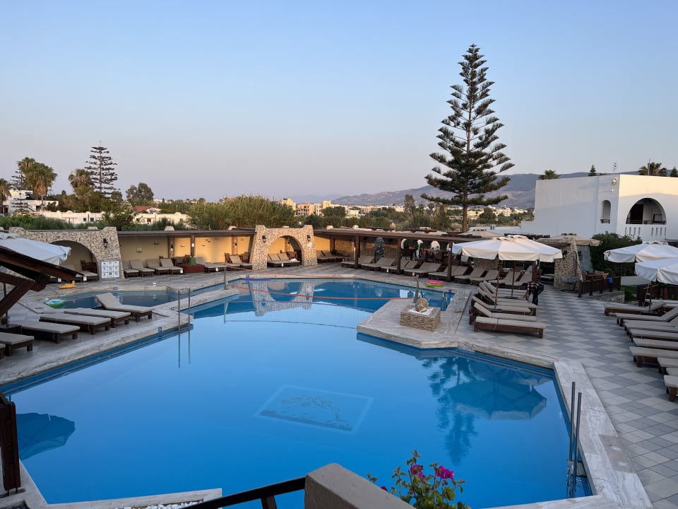 Pool Gaia Garden Hotel