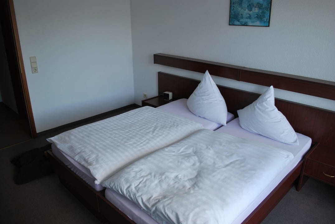 Bett im eher kargen Zimmer Berghotel Wolfshagen