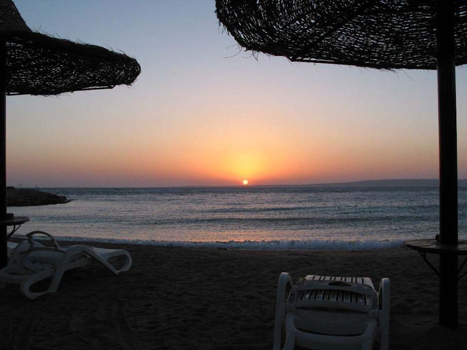 Sonnenaufgang am Strand Moreno Horizon Spa & Resort