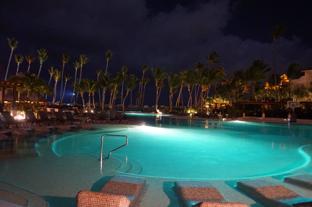 Pool bei Nacht Dreams Royal Beach Punta Cana