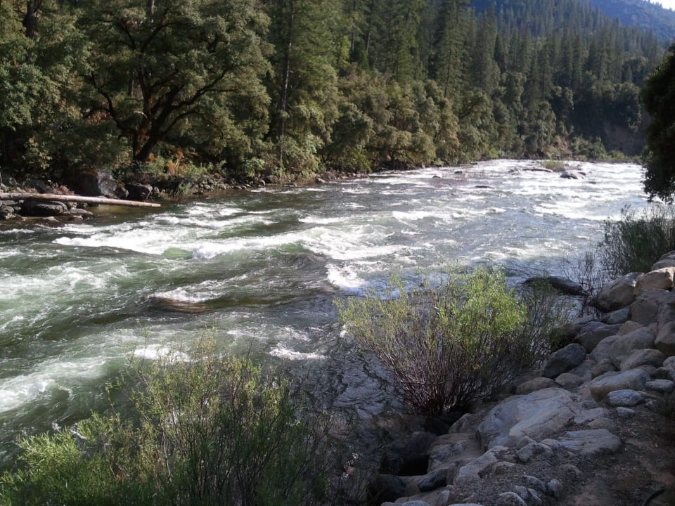 Von der Restaurantterrasse. Der Merced River Hotel Yosemite View Lodge