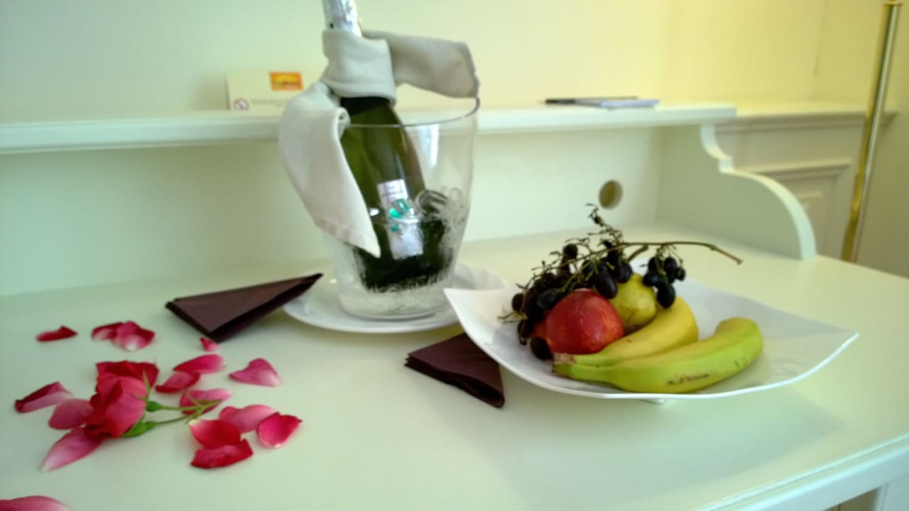 Begrüssung mit Proseco und Früchten Quellenhof Luxury Resort Passeier
