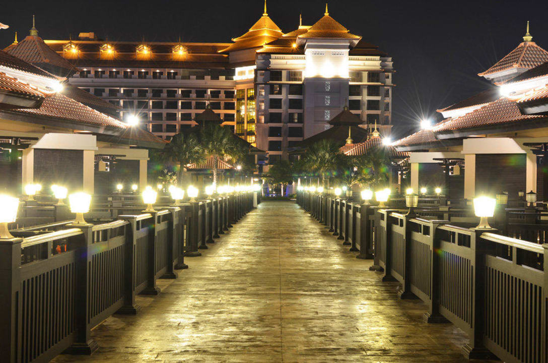 На территории отеля Anantara The Palm Dubai Resort