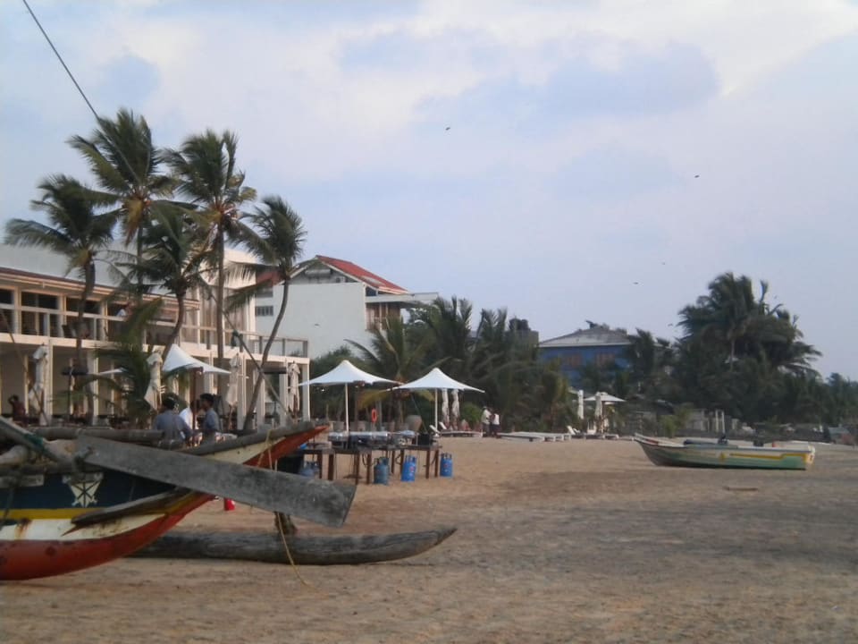 Strand mit Booten Hotel Jetwing Sea