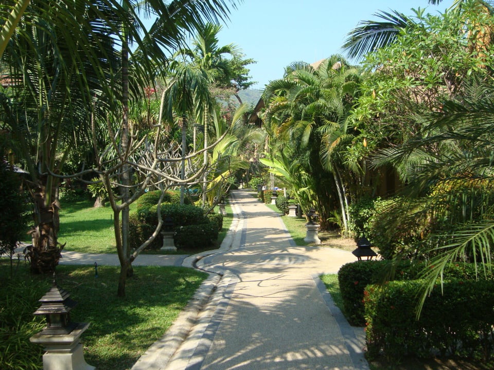 Weg duch die Anlage The Fair House Beach Resort