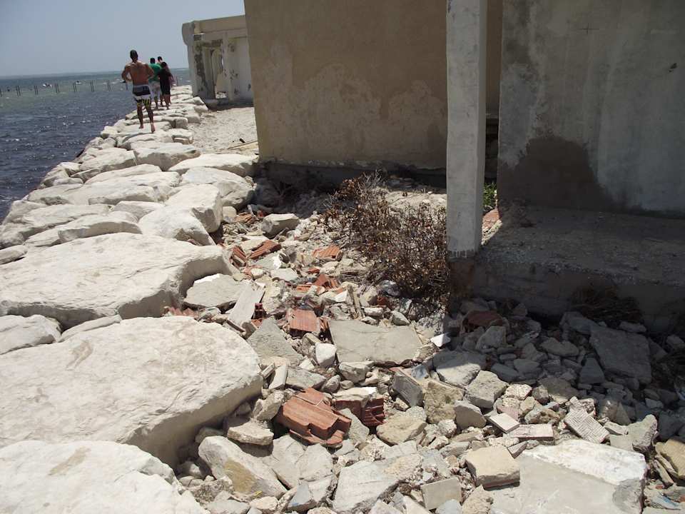 Bungalowruinen und Kaimauer Alassio Hotel and Thalasso