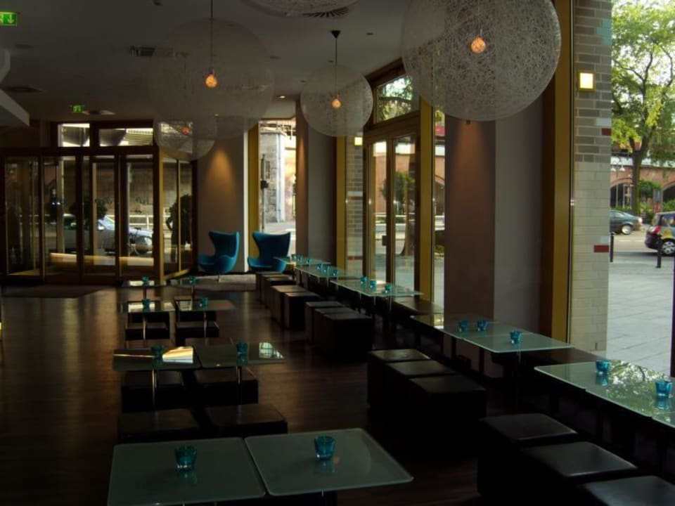 Lobby mit Sitzgelegenheiten Motel One Berlin Ku'Damm