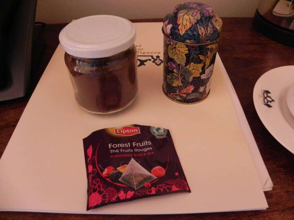 Sparse choice of tea etc in suite, no milk Hotel La Fuente De La Higuera