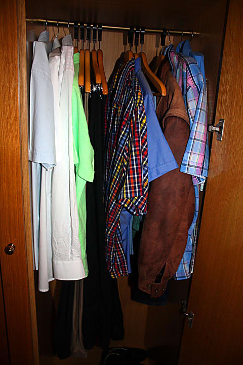 Der viel zu kleine Kleiderschrank (für 2 Wochehen  VIVA Cala Mesquida Suites & Spa 16+