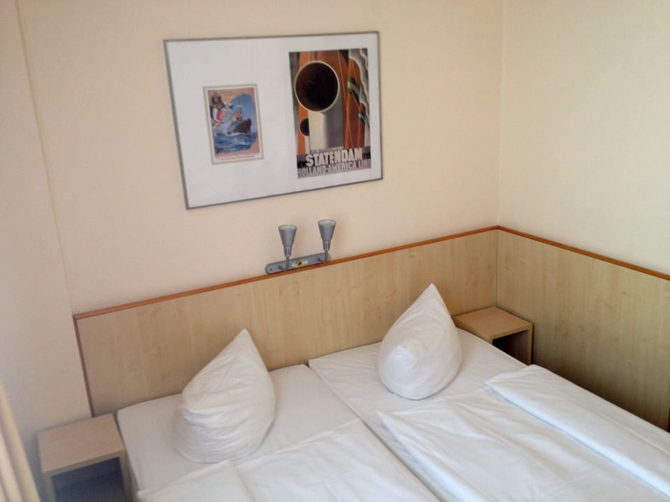 Bett mit sehr wenig Platz an den Seiten PLAZA INN Hamburg Moorfleet
