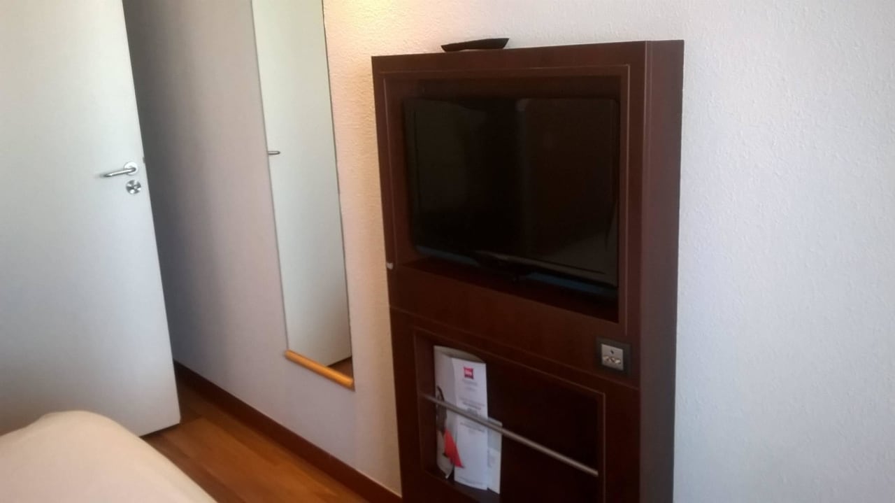 TV w zabudowie  ibis Hotel Krakow Centrum