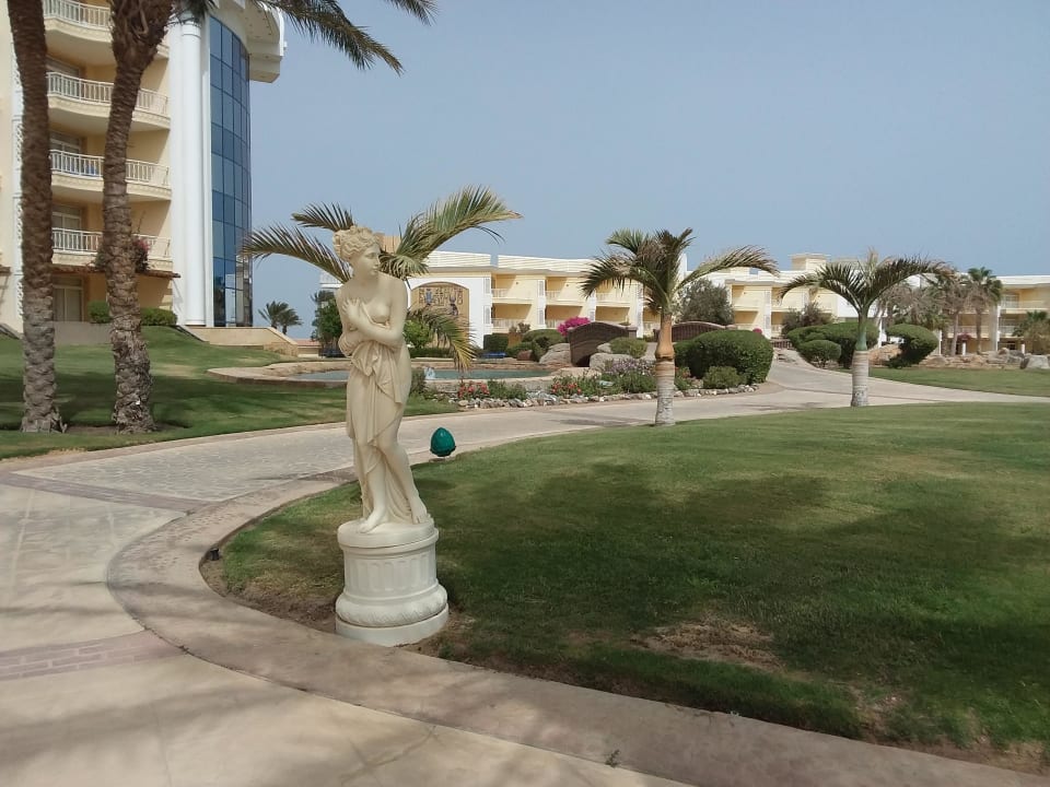 Gartenanlage Richtung Strand Palm Royale Resort - Soma Bay