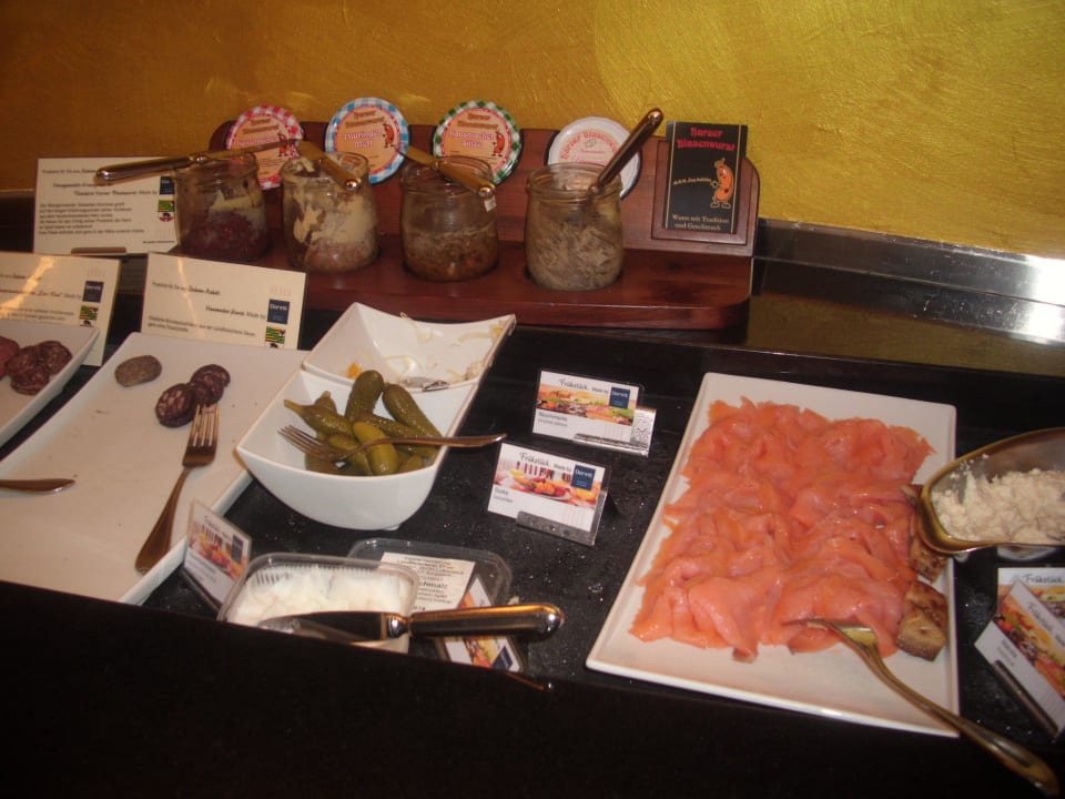 Teil vom Frühstücksbüffet mit Hausmacher Wurst  Hotel Dorint Charlottenhof Halle