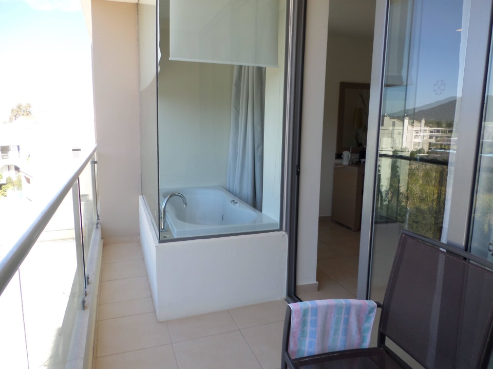 Whirlpoolwanne auf dem Balkon  The Ixian Grand & All Suites