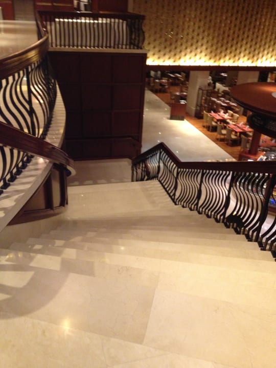 Treppe zum 1.Stock Crowne Plaza Jumeirah Dubai