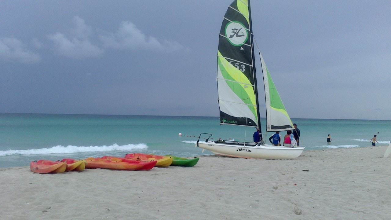 Kanu- Tretboot- und Katamaran fahren AI direkt am  Hotel Brisas del Caribe