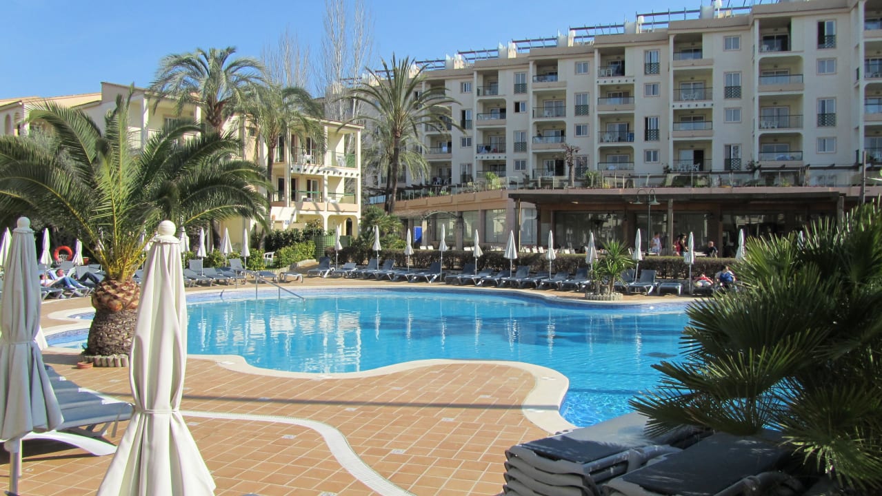 Blick über Pool auf Hauptgebäude mit Terrasse Zafiro Tropic