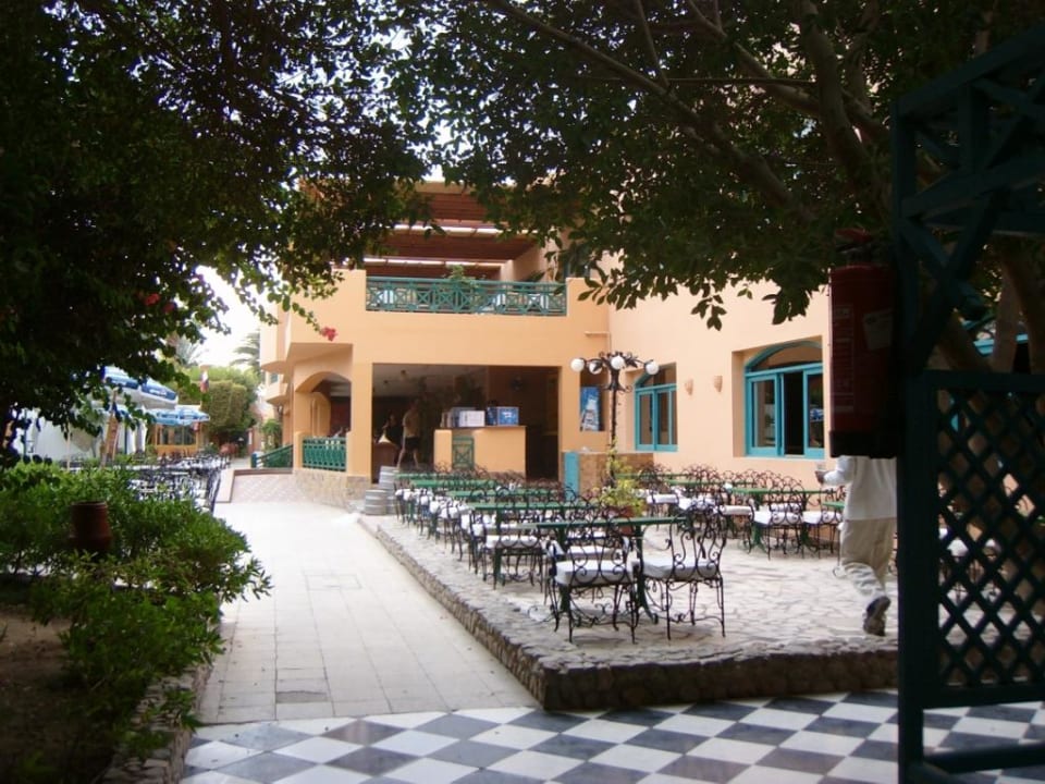 Weg zum Hotelhintereingang Giftun Azur Resort