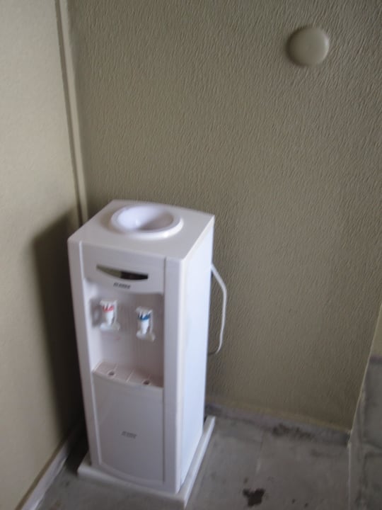 Leerer Wasserspender Senza Sunset Beach Hotel