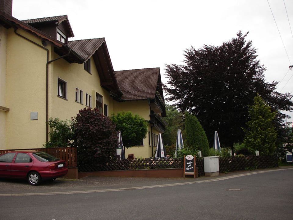 Aussenansicht mit Blick auf Biergarten Hotel Zum Wiesengrund