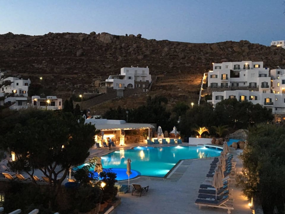 Pool bei Nacht Kamari Hotel