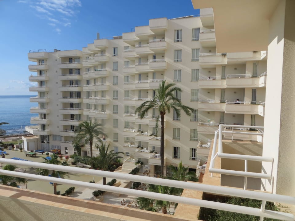 Der einzige Platz des Hotels, hier passiert alles Aparthotel Playa Dorada