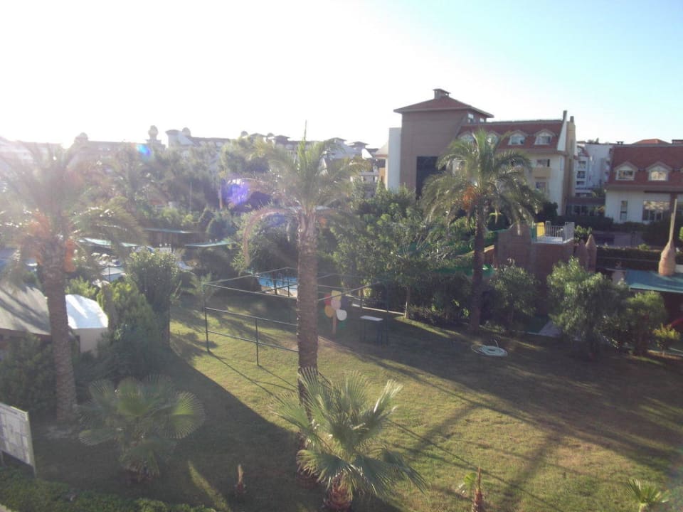 Blick vom Balkon auf den Garten Side Breeze Hotel