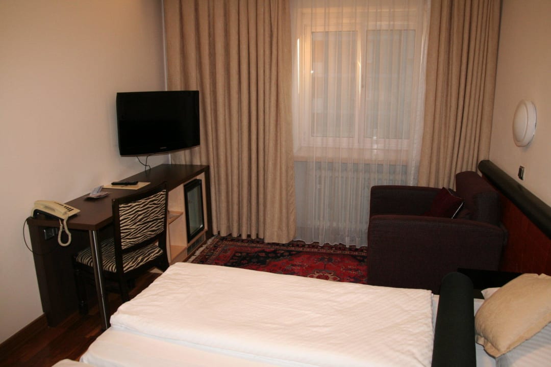 Fernsehecke mit Bett Hotel Rivoli