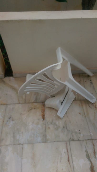 Sitzfläche des Stuhls eingerissen Maritimo Beach Hotel