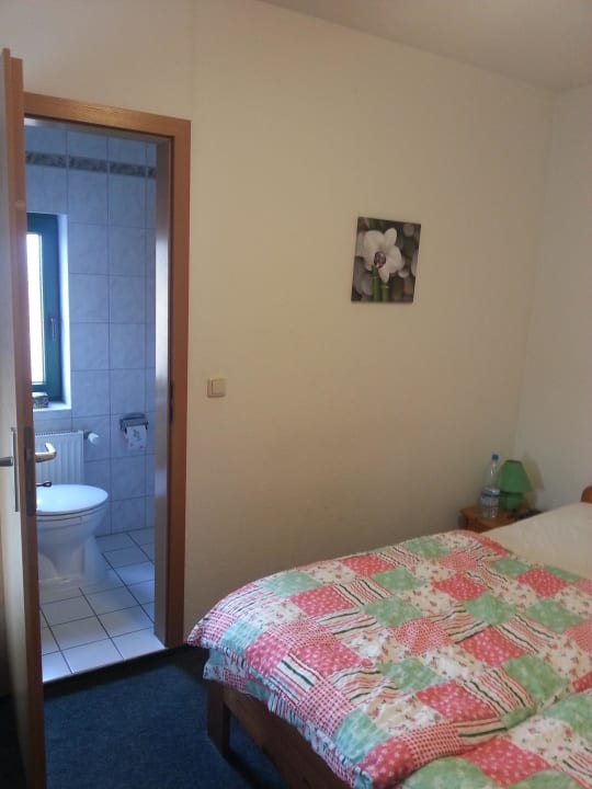 Bett und WC Eingang Pension Anni