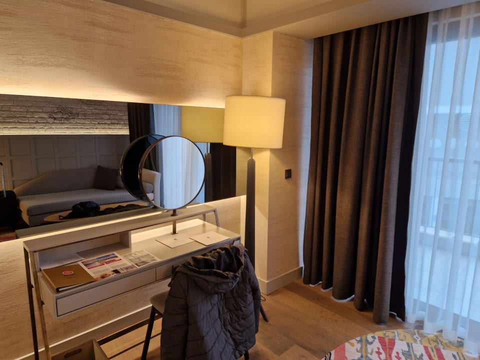 Zimmer Acanthus Cennet Barut Collection